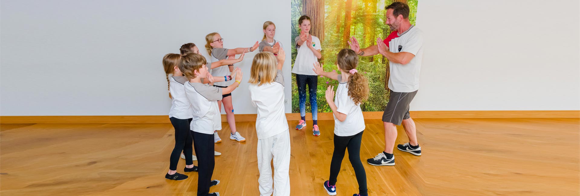 Kids-WingTung Unterricht in unseren Schulen Kinder lernen leichter sich selbst zu behaupten durch Kids-WingTsun