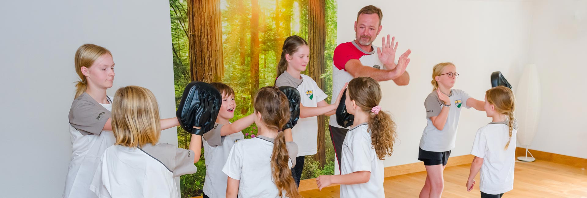 Gemeinsam eine Selbstvertreidigung kindgerecht lernen, macht mehr Spaß!