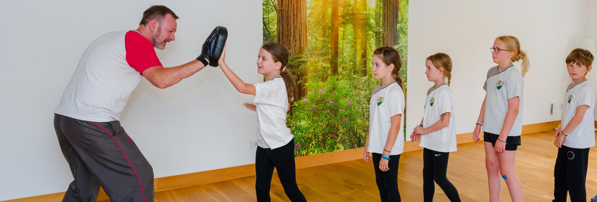 Spielerisch werden die Kinder zu mehr Mut und Selbstvertrauen animiert